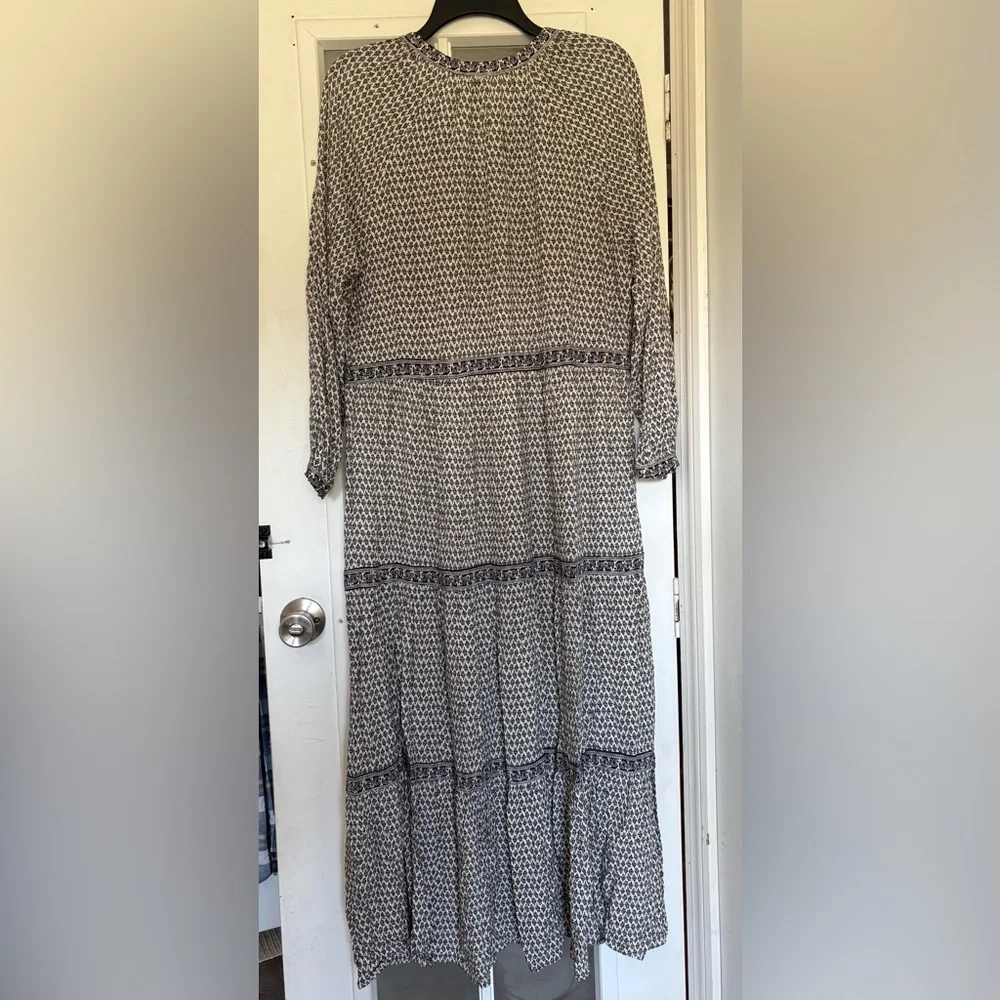 Old Navy Black and White V‑Neck Tiered Maxi Dress - Picture 3 of 7